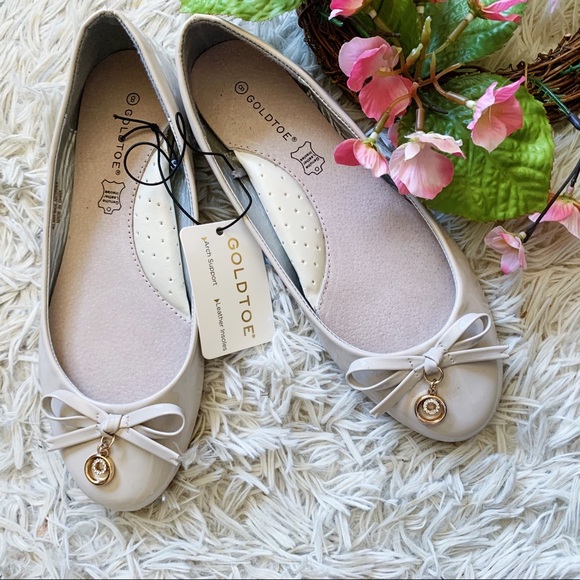 Gold Toe Shoes - NWT Goldtoe Faux Patent Leather Cream Color Flats